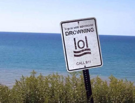 Ein Warnschild am Strand