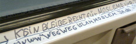 Schmiererei in einer Hamburger Bahn: 'Kein Bleiberecht für Mosleme!'