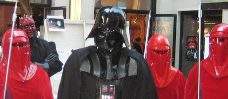 Darth Vader samt imperialer Wache, einem Sturmtruppler und, im Hintergrund, Darth Maul